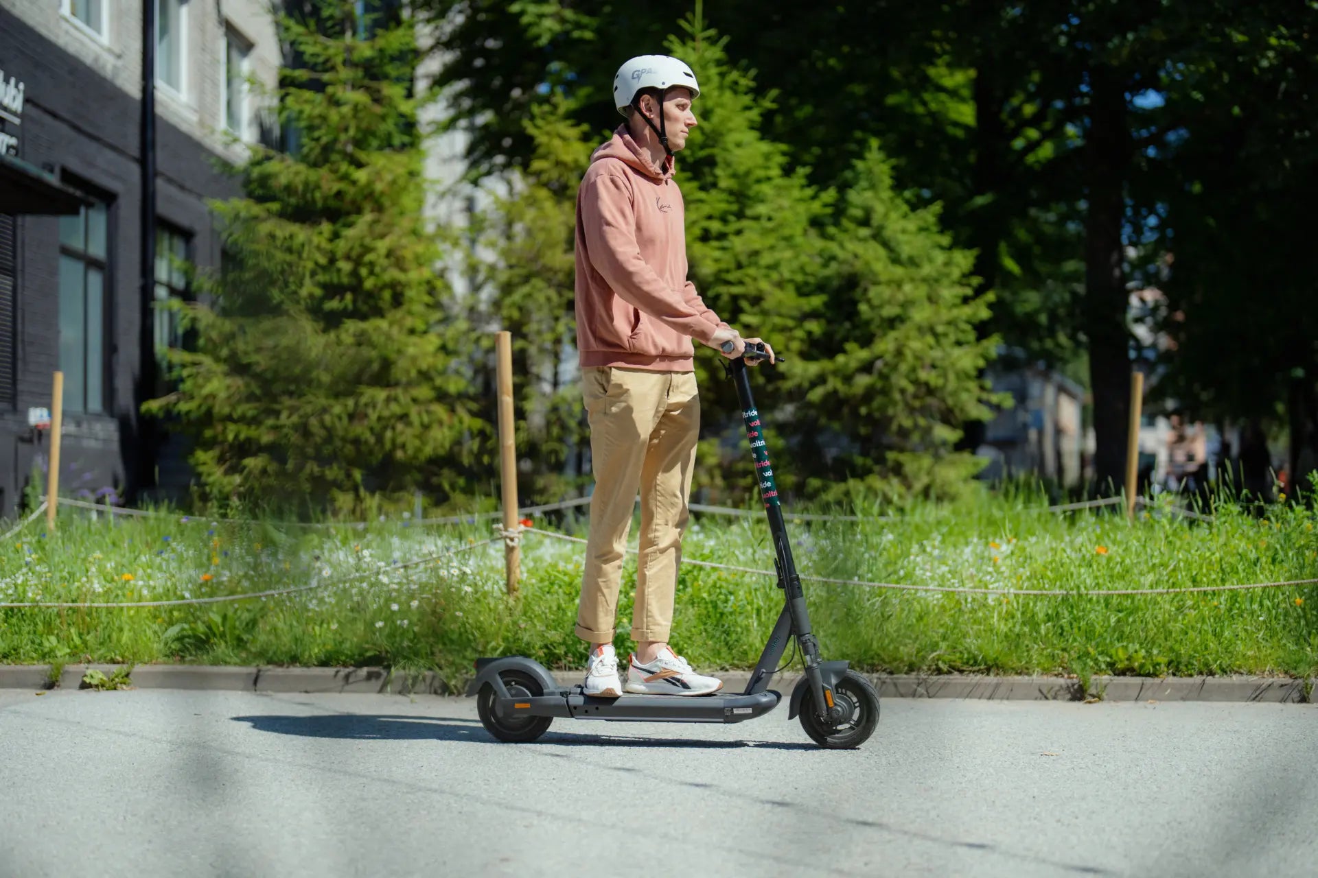 INMOTION S1 - 675Wh   Electric Scooter